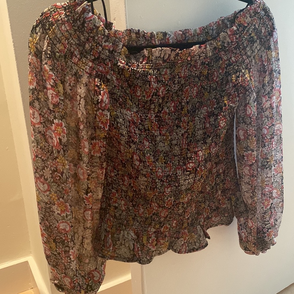 🔥1. State off the shoulder long sleeve smocked top in excellent condition🔥 - Picture 3 of 4